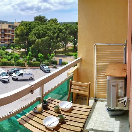 Apartmán Charming Studio With Balcony Near The Sea